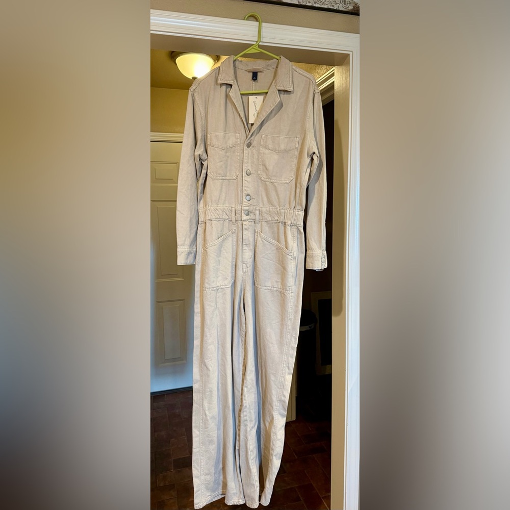 Universal Thread Khaki Jumpsuit. Stretchy waist band.